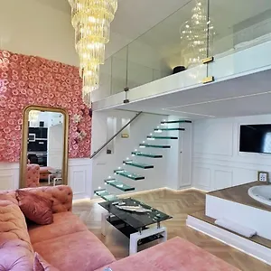Jacuzzi Opera Apartment